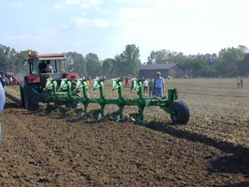 Schl&uuml;tertraktoren mit Gassnerpfl&uuml;ge auf Gut Rohrenfeld 2004(Olymp 10)